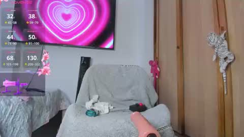 Snapshot of lily_evil chatting on June 23, 3:43 pm online show from June 23, 3:43 pm