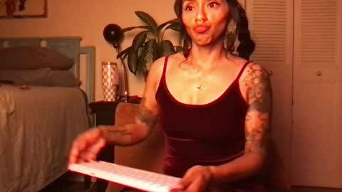 Snapshot of lily_henry chatting on May 28, 5:49 am Little Lily online show from May 28, 5:49 am