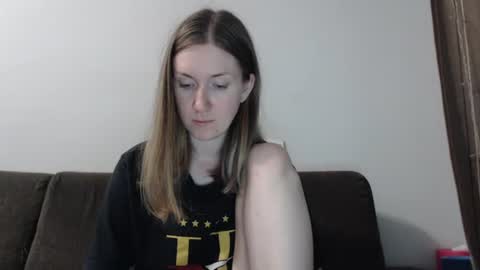 lily_love_x online show from August 1, 11:58 pm