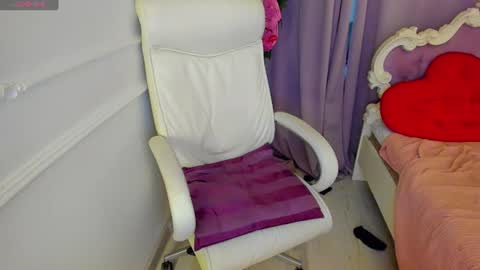 Snapshot of lily_merlin chatting on August 1, 2:00 am Lily online show from August 1, 2:00 am