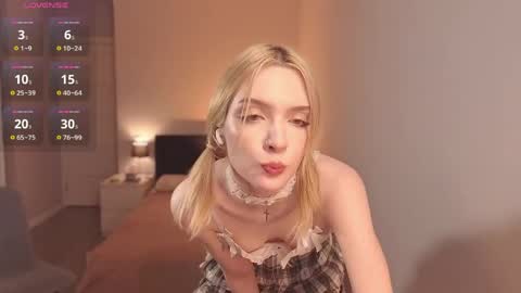 Snapshot of lily_moony chatting on May 9, 11:32 pm Lily online show from May 9, 11:32 pm
