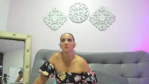 lily_rose0 online show from May 1, 9:30 pm