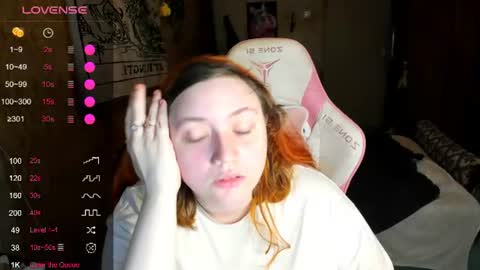 Snapshot of lily_shamy chatting on June 15, 7:38 pm Alice online show from June 15, 7:38 pm