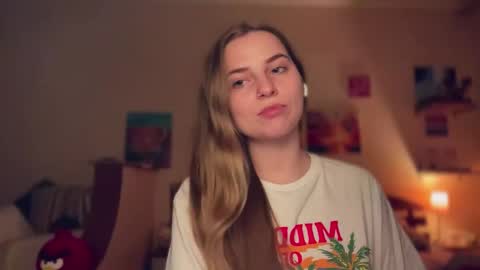 Snapshot of lily_smily chatting on October 28, 11:29 pm Lily online show from October 28, 11:29 pm