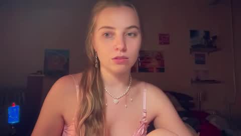 Snapshot of lily_smily chatting on November 7, 6:19 pm Lily online show from November 7, 6:19 pm