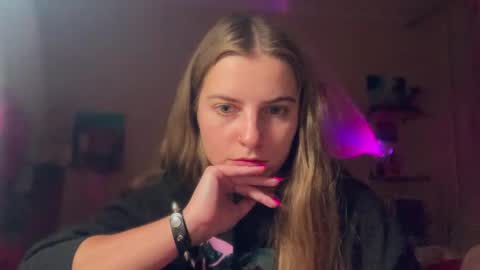 Snapshot of lily_smily chatting on November 16, 5:40 pm Lily online show from November 16, 5:40 pm