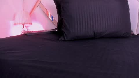 Snapshot of lily_stclair chatting on May 20, 4:51 am . online show from May 20, 4:51 am