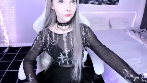 Snapshot of lily_weep chatting on November 15, 7:21 pm Lily online show from November 15, 7:21 pm