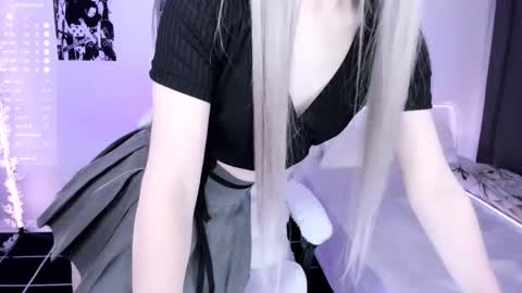 Snapshot of lily_weep chatting on November 24, 5:56 pm Lily online show from November 24, 5:56 pm