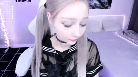 Snapshot of lily_weep chatting on November 27, 9:17 pm Lily online show from November 27, 9:17 pm