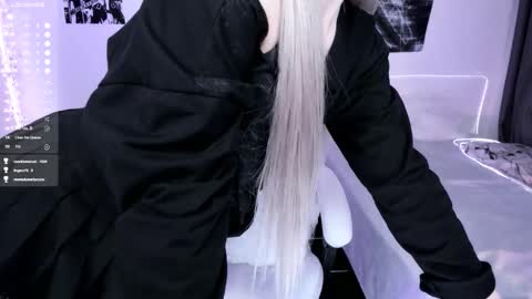 Snapshot of lily_weep chatting on December 14, 2:50 am Lily online show from December 14, 2:50 am