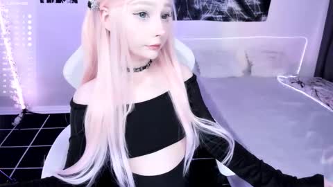 Snapshot of lily_weep chatting on December 17, 5:24 am Lily online show from December 17, 5:24 am