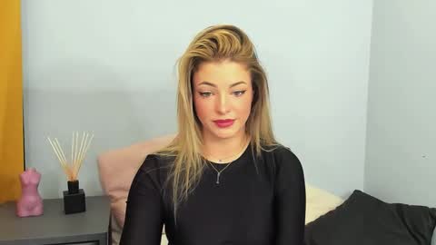 Snapshot of lilylovely26 chatting on December 1, 4:29 pm Lily online show from December 1, 4:29 pm