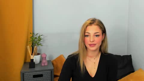 Snapshot of lilylovely26 chatting on December 20, 7:39 pm Lily online show from December 20, 7:39 pm