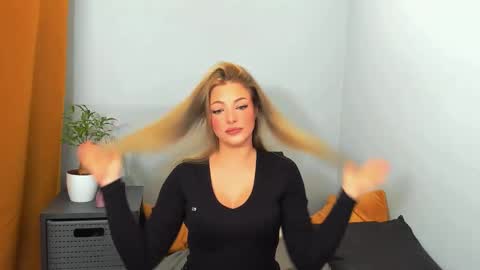 Snapshot of lilylovely26 chatting on January 13, 5:33 am Lily online show from January 13, 5:33 am