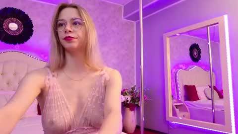 Snapshot of lilyrose_ chatting on June 24, 3:16 am online show from June 24, 3:16 am