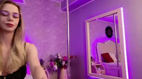 Snapshot of lilyrose_ chatting on July 25, 3:15 am online show from July 25, 3:15 am