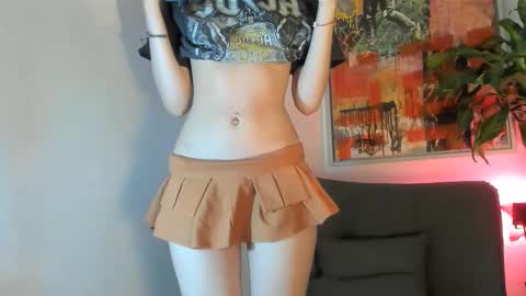 Snapshot of lilyskinny27 chatting on December 23, 2:53 am lilyskinny27 online show from December 23, 2:53 am