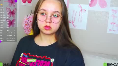 Snapshot of lilysweet13 chatting on September 9, 7:19 am Lily online show from September 9, 7:19 am