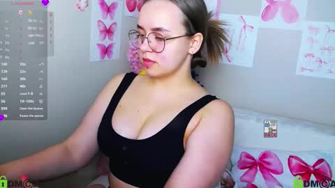 Snapshot of lilysweet13 chatting on September 12, 8:03 am Lily online show from September 12, 8:03 am