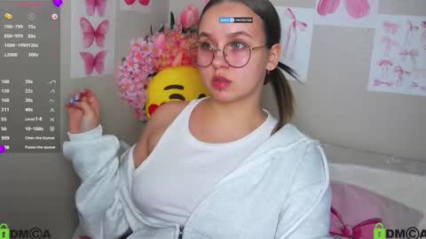 Snapshot of lilysweet13 chatting on October 5, 1:53 pm Lily online show from October 5, 1:53 pm