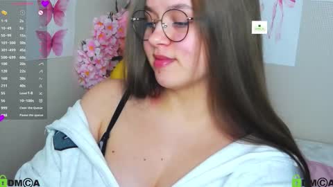 Snapshot of lilysweet13 chatting on October 6, 11:29 am Lily online show from October 6, 11:29 am