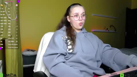 Snapshot of lilysweet13 chatting on October 18, 11:33 am Lily online show from October 18, 11:33 am