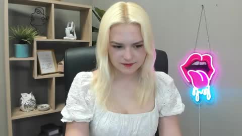 Snapshot of lilysweetxo chatting on May 13, 7:06 am Lily online show from May 13, 7:06 am