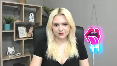 Snapshot of lilysweetxo chatting on May 25, 1:17 pm Lily online show from May 25, 1:17 pm