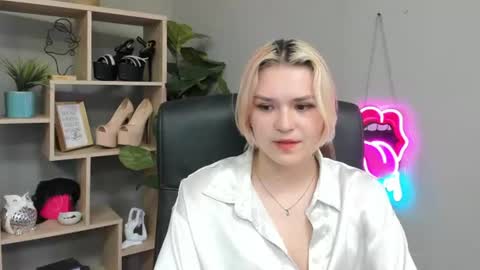Lily online show from July 22, 2:09 pm