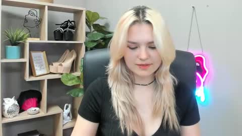 Lily online show from July 28, 12:48 pm