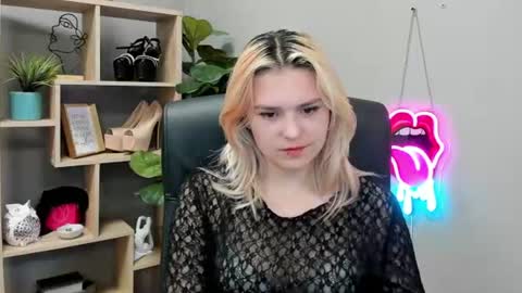 Lily online show from August 3, 9:04 am