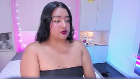 Snapshot of lilywhitee1 chatting on December 17, 4:18 am lilywhitee1 online show from December 17, 4:18 am