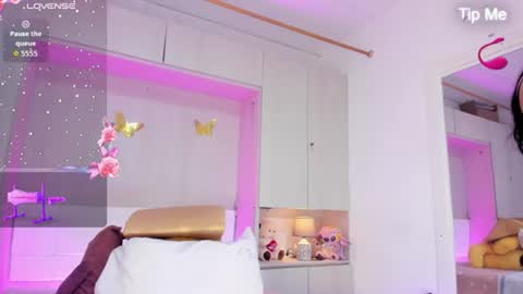 lilywhitee1 online show from June 26, 4:17 am