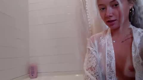 Snapshot of lilyyymonroee chatting on September 21, 8:32 pm Lily Monroe online show from September 21, 8:32 pm