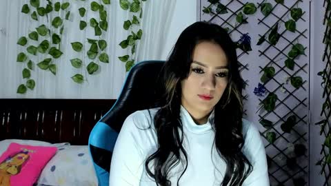 Snapshot of lina_paola chatting on February 21, 11:21 pm paola online show from February 21, 11:21 pm