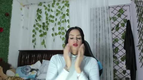 Snapshot of lina_paola chatting on March 9, 1:25 am paola online show from March 9, 1:25 am