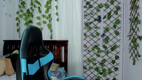 Snapshot of lina_paola chatting on March 10, 11:06 pm paola online show from March 10, 11:06 pm