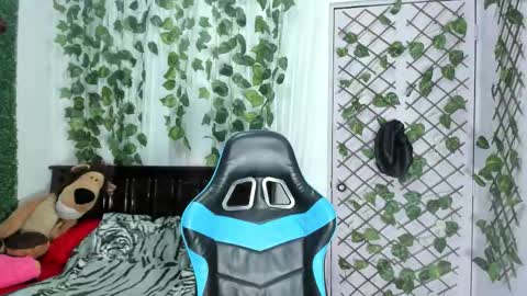 Snapshot of lina_paola chatting on December 16, 12:04 am paola online show from December 16, 12:04 am