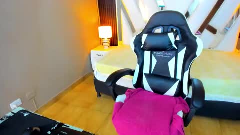  Linda  online show from November 1, 5:59 pm