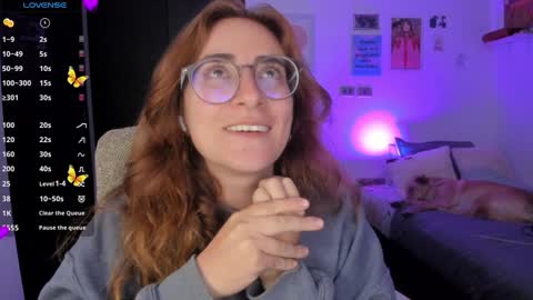 Giggles  online show from December 6, 3:08 am