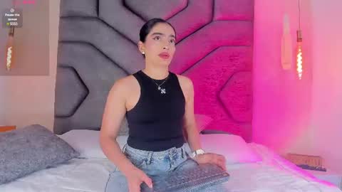 Snapshot of linda_saenz1 chatting on June 20, 11:24 am Linda Saenz online show from June 20, 11:24 am