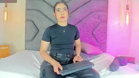 Snapshot of linda_saenz1 chatting on June 21, 4:48 am Linda Saenz online show from June 21, 4:48 am