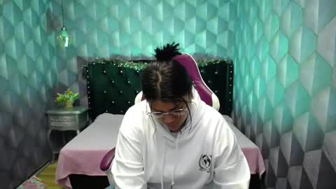 Snapshot of lindabreexlove chatting on January 6, 4:26 am online show from January 6, 4:26 am