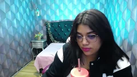 Snapshot of lindabreexlove chatting on January 7, 10:32 am online show from January 7, 10:32 am