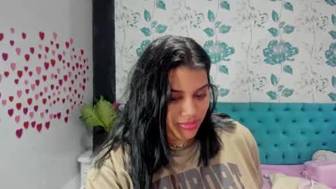 Snapshot of lindabreexlove chatting on February 6, 6:35 pm online show from February 6, 6:35 pm