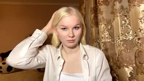 Snapshot of lindabreines chatting on November 11, 12:27 pm Luna online show from November 11, 12:27 pm