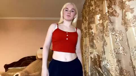 Snapshot of lindabreines chatting on November 22, 10:36 am Luna online show from November 22, 10:36 am