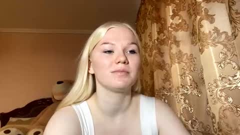 Snapshot of lindabreines chatting on November 30, 10:19 am Luna online show from November 30, 10:19 am