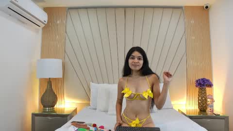 Snapshot of lindalove__ chatting on April 11, 11:47 am Linda love online show from April 11, 11:47 am